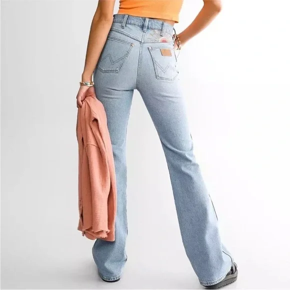 Wrangler High-Rise Light Blue Jeans with Sun Embroidery - Picture 15 of 16